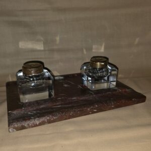 Alternative view of Encrier double sur marbre rouge