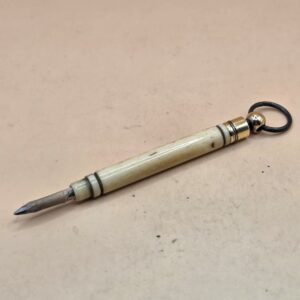 Alternative view of Porte crayon d'opéra en os